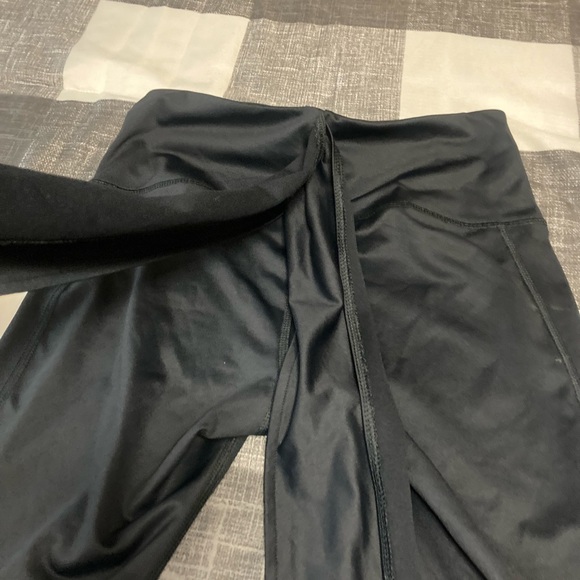 Woman’s Apana quarter length tie front yoga pants size small - Picture 14 of 14